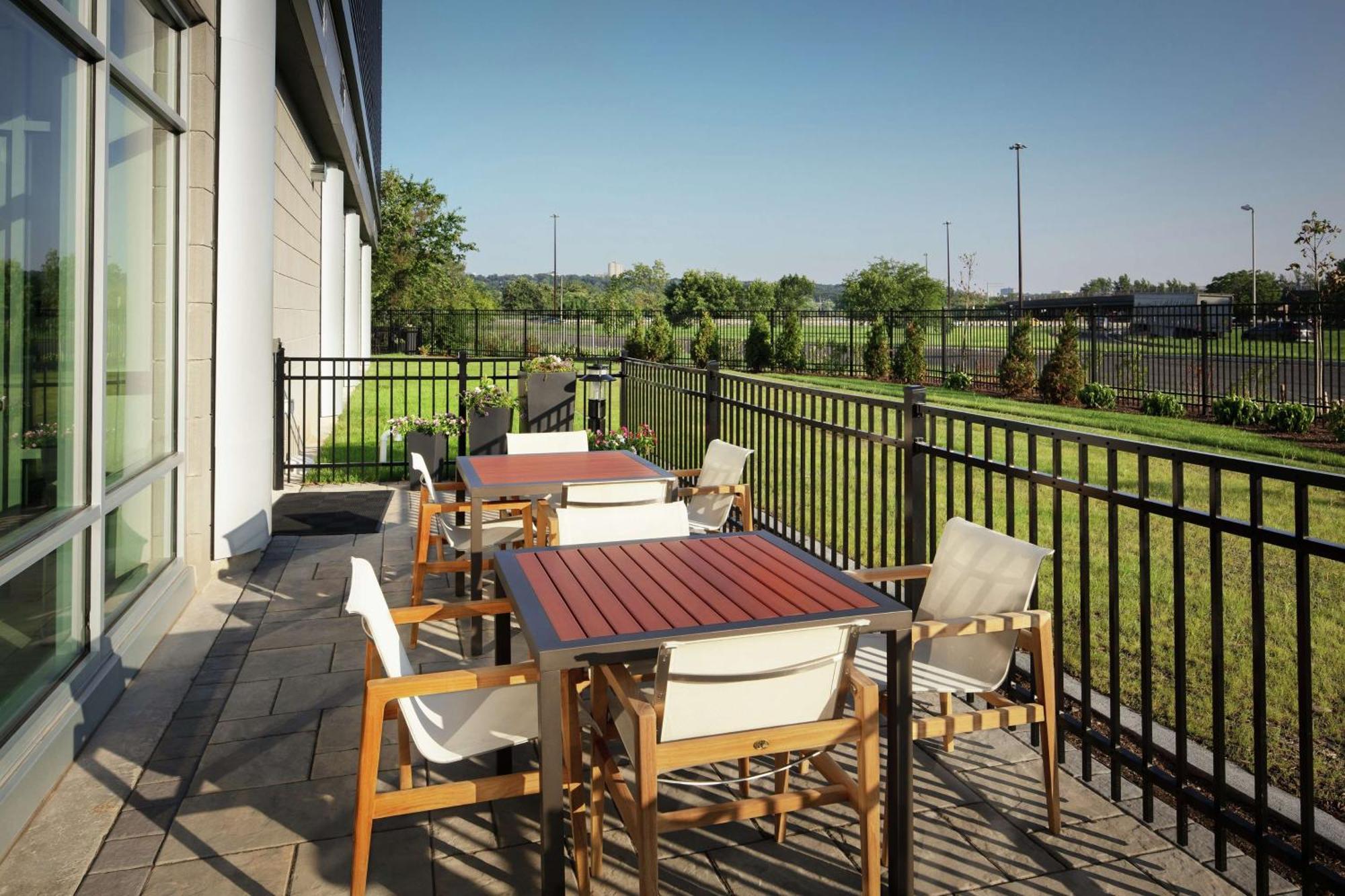 Hampton Inn & Suites Teaneck/Glenpointe Buitenkant foto
